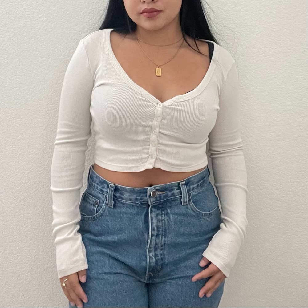 ‼️SOLD‼️ FOREVER 21 - Long Sleeve White Ribbed Button Up Crop Top